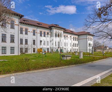 Drobeta Turnu Severin, Romania - 14 marzo 2024: Museo di storia locale edificio bianco e acquario presso Independentei Street Historic Landmark. Foto Stock