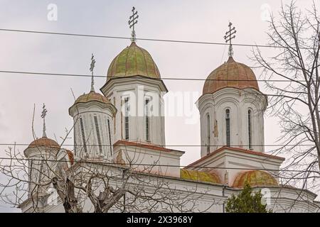 Drobeta Turnu Severin, Romania - 15 marzo 2024: Torri bianche presso la Chiesa ortodossa rumena di Grecescu in Decebal Street. Foto Stock