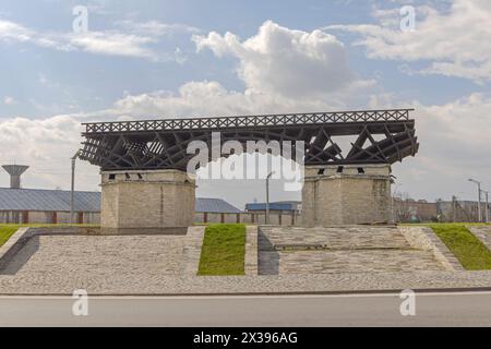 Drobeta Turnu Severin, Romania - 15 marzo 2024: Modello del ponte di Traiano sezione sul Danubio monumento storico dell'Impero Romano a Roundab Foto Stock