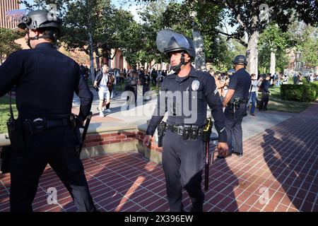 Los Angeles, California, Stati Uniti 24 aprile 2024. La University of Southern California (USC) è stata chiusa il 24 aprile 2024 a causa di una grande protesta pro-Palestina/Hamas. Centinaia di studenti universitari e altri che sono venuti illegalmente nel campus hanno portato a oltre 50 arresti da parte di agenti del Los Angeles Police Department (LAPD) di fronte al Center for International and Public Affairs Building. (Immagine di credito: © Amy Katz/ZUMA Press Wire) SOLO PER USO EDITORIALE! Non per USO commerciale! Foto Stock