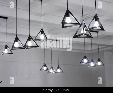 I moderni e minimalisti pendenti sospesi, lampadario. Foto Stock