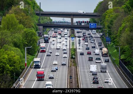 Autostrada A3, traffico intenso su 8 corsie, incl. La spalla dura temporaneamente rilasciata, prima dello svincolo di Hilden, vista in direzione sud, vicino a E. Foto Stock