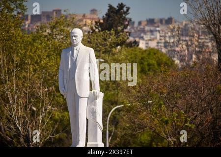 Salonicco, regione greca della Macedonia, sul lungomare della Grecia settentrionale, la statua di Konstantinos Karamanlis Foto Stock