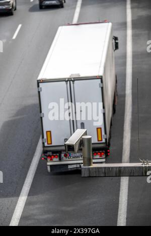 Telecamera sulla superstrada A3, traffico su 8 corsie, monitora il traffico sulla spalla rigida temporaneamente aperta, vicino a Erkrath, NRW, Germania Foto Stock