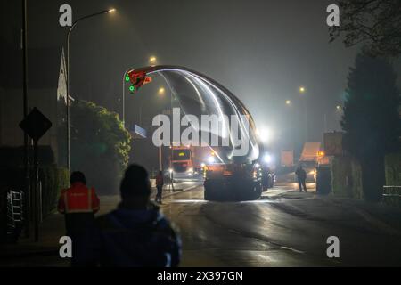 Trasporto di una pala pesante 22 T lunga 68 metri, di una turbina eolica, qui a Breckerfeld, con un veicolo semovente Blade-Lifter, lungo oltre 40 KM Foto Stock