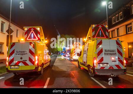 Veicoli di sicurezza e scorta per il trasporto di una pala di 68 metri di lunghezza, 22 tonnellate, di una turbina eolica, qui a Breckerfeld-Waldbauer, con un'auto-propulsione Foto Stock