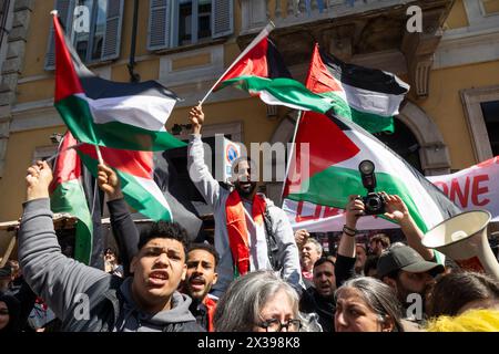 Milano, Italia. 25 aprile 2024, attivisti palestinesi protestano contro la presenza del gruppo di attivisti israeliani durante la manifestazione per celebrare il 81° anniversario della Festa della Liberazione, il 25 aprile 2024 a Milano. Il 25 aprile 1945, i partigiani italiani hanno lanciato una massiccia rivolta contro il regime fascista e l'occupazione nazista, segnando la data del giorno della Liberazione, che onora il punto di svolta critico quando l'Italia ha iniziato la sua liberazione dal controllo fascista e nazista. Foto Stock