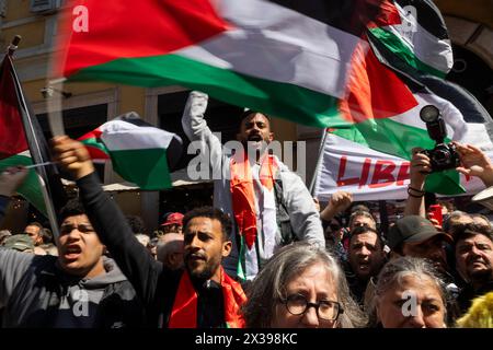 Milano, Italia. 25 aprile 2024, attivisti palestinesi protestano contro la presenza del gruppo di attivisti israeliani durante la manifestazione per celebrare il 81° anniversario della Festa della Liberazione, il 25 aprile 2024 a Milano. Il 25 aprile 1945, i partigiani italiani hanno lanciato una massiccia rivolta contro il regime fascista e l'occupazione nazista, segnando la data del giorno della Liberazione, che onora il punto di svolta critico quando l'Italia ha iniziato la sua liberazione dal controllo fascista e nazista. Foto Stock