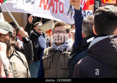 Milano, Italia. 25 aprile 2024, attivisti palestinesi protestano contro la presenza del gruppo di attivisti israeliani durante la manifestazione per celebrare il 81° anniversario della Festa della Liberazione, il 25 aprile 2024 a Milano. Il 25 aprile 1945, i partigiani italiani hanno lanciato una massiccia rivolta contro il regime fascista e l'occupazione nazista, segnando la data del giorno della Liberazione, che onora il punto di svolta critico quando l'Italia ha iniziato la sua liberazione dal controllo fascista e nazista. Foto Stock