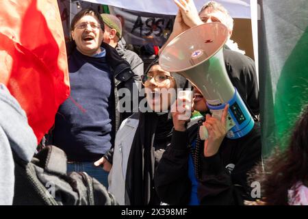 Milano, Italia. 25 aprile 2024, attivisti palestinesi protestano contro la presenza del gruppo di attivisti israeliani durante la manifestazione per celebrare il 81° anniversario della Festa della Liberazione, il 25 aprile 2024 a Milano. Il 25 aprile 1945, i partigiani italiani hanno lanciato una massiccia rivolta contro il regime fascista e l'occupazione nazista, segnando la data del giorno della Liberazione, che onora il punto di svolta critico quando l'Italia ha iniziato la sua liberazione dal controllo fascista e nazista. Foto Stock