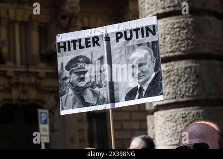 Milano, Italia. 25 aprile 2024, il gruppo di attivisti ucraini mostra segni contro Vladimir Putin durante la manifestazione per celebrare il 81 ° anniversario della Festa della Liberazione, il 25 aprile 2024 a Milano, Italia. Il 25 aprile 1945, i partigiani italiani hanno lanciato una massiccia rivolta contro il regime fascista e l'occupazione nazista, segnando la data del giorno della Liberazione, che onora il punto di svolta critico quando l'Italia ha iniziato la sua liberazione dal controllo fascista e nazista. Foto Stock