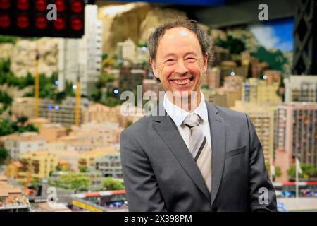 Amburgo, Germania. 25 aprile 2024. Gerrit Braun, imprenditore e fondatore di Miniatur Wunderland, sorride all'apertura del nuovo Monaco World a Miniatur Wunderland. Crediti: Georg Wendt/dpa/Alamy Live News Foto Stock