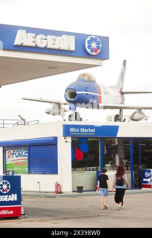 Stazione di servizio sul tetto in conserva di PETROLIO DELL'EGEO, vicino all'aeroporto LGTS, dipinta con i colori della compagnia gas/petrolio che porta una falsa registrazione civile Foto Stock