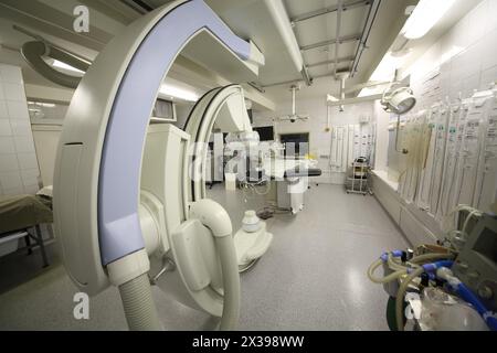 RUSSIA, MOSCA - 09 GENNAIO 2015: Moderna installazione angiografica con tavolo opearting in ospedale. Foto Stock