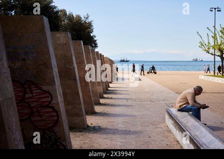 Salonicco, regione greca della Macedonia, nel nord della Grecia, lungomare, giardini e passerella Foto Stock