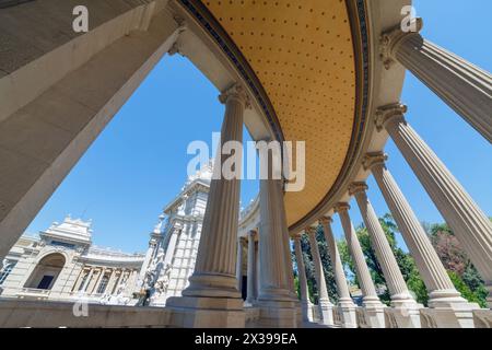 MARSIGLIA, FRANCIA - 1 agosto 2016: Colonnato semicircolare che conduce al palazzo Longchamp. Foto Stock