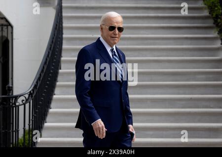 Il presidente DEGLI STATI UNITI Joe Biden esce dalla Casa Bianca per partire con il Marine One sul South Lawn, a Washington, DC, USA. 25 aprile 2024. Biden si reca a Siracusa per fare osservazioni sul CHIPS and Science Act e sulla sua agenda economica. Crediti: Abaca Press/Alamy Live News Foto Stock