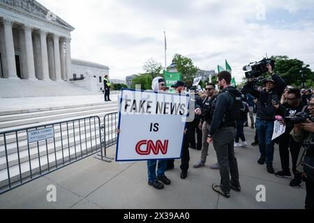 Washington, DC, Washington DC. 25 aprile 2024. Le persone si riuniscono al di fuori della Corte Suprema degli Stati Uniti durante le discussioni orali in Donald J. Trump vs United States a Washington, DC il 25 aprile 2024. (Foto di Andrew Thomas/Sipa USA) credito: SIPA USA/Alamy Live News Foto Stock