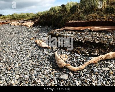 I danni provocati dalla tempesta rivelano la linea di un sentiero sulla spiaggia che un tempo faceva parte del sentiero della costa del Galles, collegando Llandudno West Shore all'erosione costiera di Deganwy Foto Stock