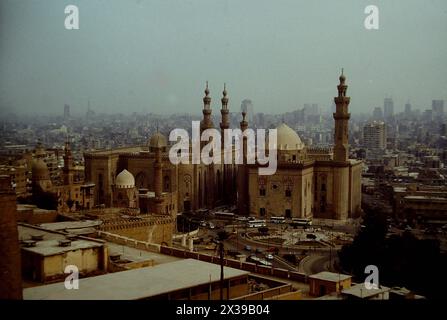 Blick auf die beiden Moscheen in Kairo - das wie andere Megacitys unter erheblicher Luftverschmutzung leidet Aegypten Unteraegypten Kairo Sultan-Hassan-Moschee, Hamudija Moschee *** Vista delle due moschee al Cairo che, come altre megalopoli, soffre di notevole inquinamento atmosferico Egitto basso Egitto, Moschea Sultan Hassan Moschea, Hamudija Foto Stock