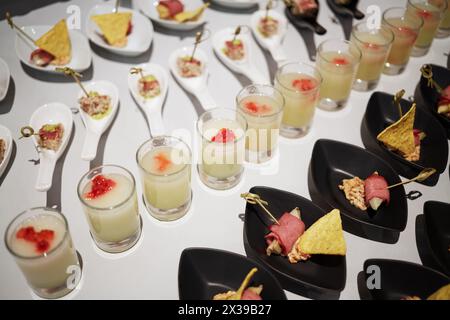 File di spuntini e bevande al tavolo da banchetto nel ristorante. Foto Stock
