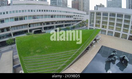 NEW-YORK - 22 agosto 2014: Lincoln Center con Juilliard School e Avery Fisher Hall vicino a Hearst Plaza con Paul Milstein Pool e Terrace. Vista aerea Foto Stock