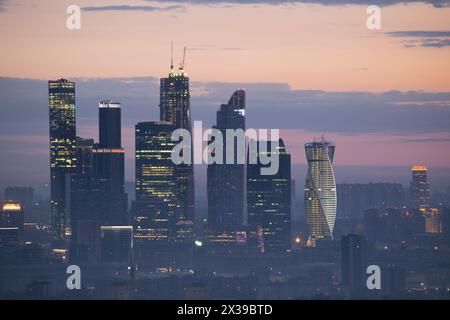 MOSCA - 24 MAGGIO 2015: Moderno Moscow International Business Center in nebbia. Gli investimenti nel Moscow International Business Center sono stati di circa 12 miliardi Foto Stock