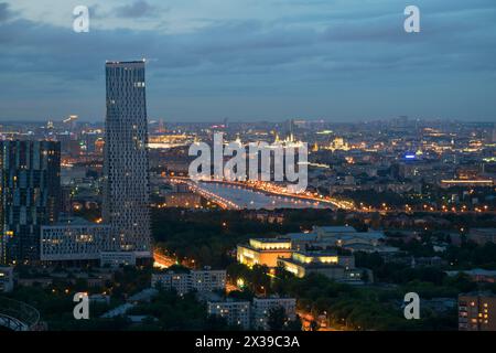 Grattacielo in via Mosfilmovskaya in serata d'estate a Mosca, Russia Foto Stock