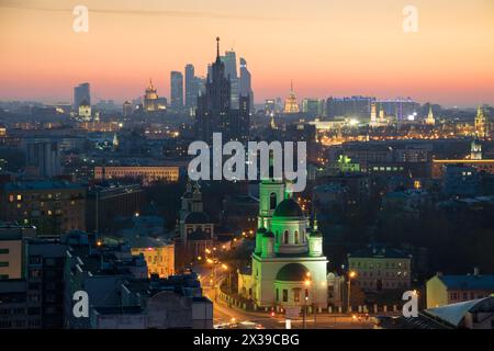 Panorama, Tempio di S.. Sergio di Radonezh, grattacielo di Stalin e grattacieli d'ufficio al tramonto a Mosca Foto Stock