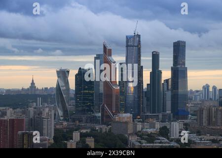 MOSCA - 8 luglio 2016: Moderno centro commerciale internazionale di Mosca durante il sole. Gli investimenti nel Moscow International Business Center erano approssimativamente Foto Stock