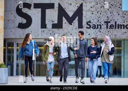 I giovani a piedi nella Plaza Zuloaga, esterni di San Telmo Museum, Donostia, San Sebastian, Gipuzkoa, Paesi Baschi Foto Stock