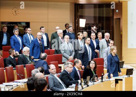 Monaco, Germania. 25 aprile 2024. I membri del gruppo parlamentare AfD prendono parte alla votazione durante la 17a sessione plenaria del Parlamento statale bavarese del 25.04.2024 a Monaco (Baviera). Tra questi vi sono Matthias Vogler, Oskar Lipp, Elena Roon, Andreas Winhart, Martin Böhm, Ingo Hahn, e Benjamin Nolte, Oskar Atzinger, Christoph Maier, Richard Graupner, Markus Walbrunn e Katrin Ebner-Steiner, presidente del gruppo parlamentare AfD al Parlamento statale bavarese. Crediti: Matthias Balk/dpa/Alamy Live News Foto Stock