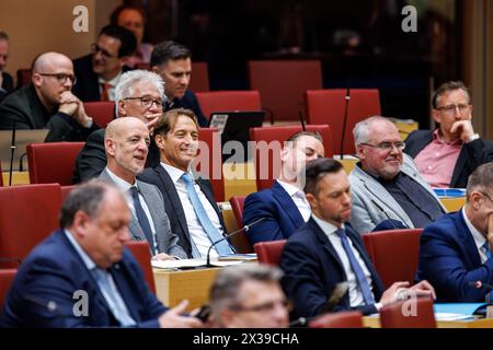 Monaco, Germania. 25 aprile 2024. I membri del gruppo parlamentare AfD parlano durante la 17a sessione plenaria del Parlamento statale bavarese del 25.04.2024 a Monaco (Baviera). Tra gli altri, Martin Böhm (AfD), Ingo Hahn (AfD) e Oskar Atzinger (AfD) possono essere visti. Crediti: Matthias Balk/dpa/Alamy Live News Foto Stock