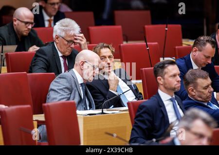 Monaco, Germania. 25 aprile 2024. Martin Böhm (AfD) e Ingo Hahn (AfD) parlano al centro del gruppo parlamentare AfD alla 17a sessione plenaria del Parlamento statale bavarese del 25.04.2024 a Monaco (Baviera). Crediti: Matthias Balk/dpa/Alamy Live News Foto Stock