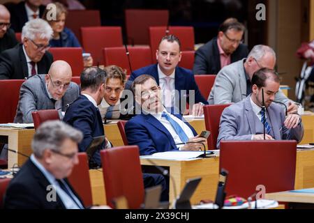 Monaco, Germania. 25 aprile 2024. I membri del gruppo parlamentare AfD parlano durante la 17a sessione plenaria del Parlamento statale bavarese del 25.04.2024 a Monaco (Baviera). Tra gli altri, Martin Böhm, Ingo Hahn e Benjamin Nolte possono essere visti, con Christoph Maier, Richard Graupner e Markus Walbrunn in fila davanti. Crediti: Matthias Balk/dpa/Alamy Live News Foto Stock