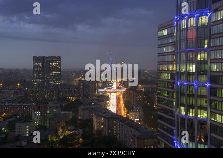 Edifici residenziali, grandi autostrade e tetti moderni durante la notte d'estate a Mosca, Russia, lunga esposizione Foto Stock