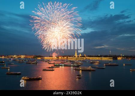 Fuochi d'artificio sul fiume Neva, le navi, la fortezza di Pietro e Paolo a San Pietroburgo, in Russia, in serata Foto Stock