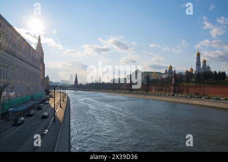 Argine del Cremlino, auto su strada, fiume e sole a Mosca, Russia Foto Stock