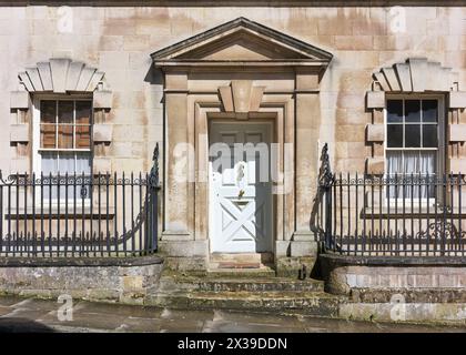 Elaborato ingresso porta di un edificio neoclassico a Stamford, Inghilterra. Foto Stock