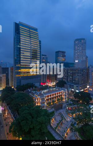 Grattacieli e edificio classico con colonne, scale e gallerie in serata a Hong Kong, Cina, vista dalla Starhouse Foto Stock