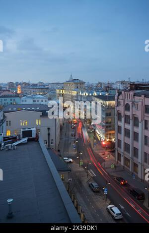 Via Pyatnitskaya con strada, piste ciclabili e marciapiedi di sera a Mosca Foto Stock