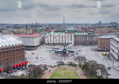 Edificio Assemblea legislativa e monumento a Nicola i su St. Isaac Square a St Pietroburgo, Russia Foto Stock