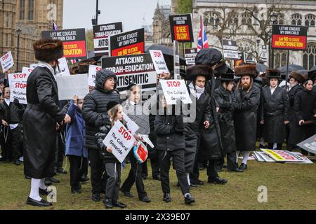 Londra, Regno Unito. 25 aprile 2024. Diverse centinaia di membri della comunità ebraica ortodossa, compresi anziani e molti bambini in età scolare, protestano a Westminster contro il Homeschooling Register Bill che percepiscono essere di parte contro la scuola della Torah e i diritti religiosi dei genitori ebrei strettamente ortodossi. La protesta procede dalla piazza del Parlamento al Dipartimento dell'istruzione nelle vicinanze. Crediti: Imageplotter/Alamy Live News Foto Stock