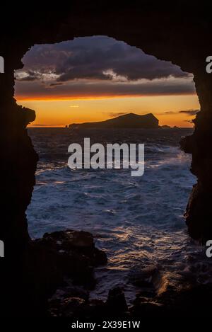 Vista dell'isolotto di S Espartar dalla grotta sa Figuera al tramonto, capo Cap des Bou, San Josep de sa Talaia, Ibiza, Isole Baleari, Spagna Foto Stock