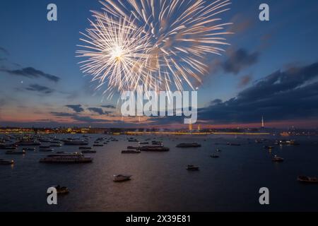 Fuochi d'artificio sul fiume Neva, le navi, la fortezza di Pietro e Paolo a San Pietroburgo, in Russia di notte Foto Stock