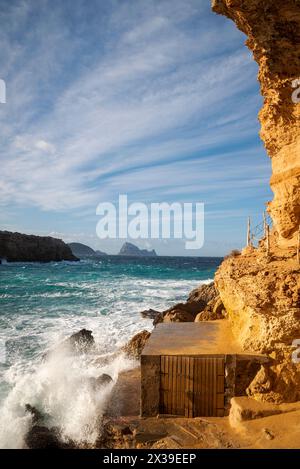 Capanna da pesca nella grotta di sa Figuera vicino alle spiagge di cala Comte, San Josep de sa Talaia, Ibiza, Isole Baleari, Spagna Foto Stock