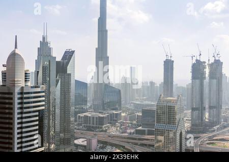 DUBAI, Emirati Arabi Uniti - 8 GENNAIO 2017: Dusit Thani Dubai Hotel, Burj Khalifa, Central Park Residential Tower, Dubai si è classificata quinta nella classifica Emporis delle città del mondo Foto Stock