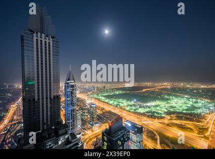 DUBAI, Emirati Arabi Uniti - 10 GENNAIO 2017: Torre Marina 101 nei blocchi di torri più alti del mondo nell'area di Dubai Marina di notte Foto Stock