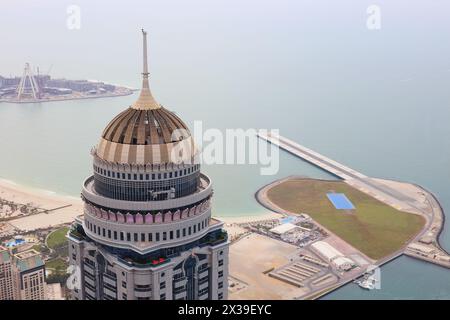 DUBAI, Emirati Arabi Uniti - 15 GENNAIO 2017: Torre Princess vicino al mare, l'altezza dell'edificio è di 414 m, con 101 piani - questo è il secondo edificio residenziale più alto del mondo Foto Stock