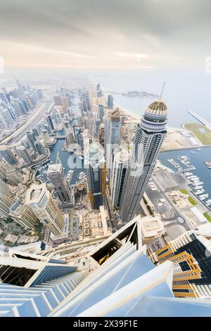 DUBAI, Emirati Arabi Uniti - 15 GENNAIO 2017: Torre Principessa nell'area di Dubai Marina e sulla riva del mare, vista da 101 Marina Foto Stock